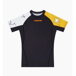 Saqbandco Rashguard noir à manches courtes avec manches blanches/jaunes, logo frontal, séchage rapide, UPF50+, anti-bactérien, pour adultes - Product Image 1