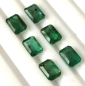 มรกตธรรมชาติจากแซมเบีย สีเขียว น้ำหนัก 6.15 กะรัต ขนาด 7x5 มม. เจียระไนทรงมรกต เนื้อโปร่งแสง  แบบเม็ดเดี่ยว 6 ชิ้น - Product Image 2