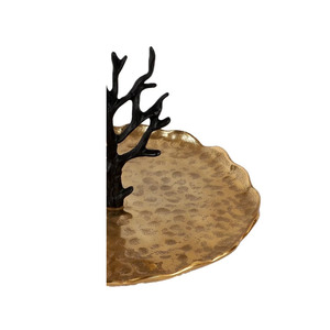 Impresionante soporte dorado para tartas con una elegante asa de coral negro, un centro de mesa de lujo perfecto para su mesa de postres. - Product Image 5