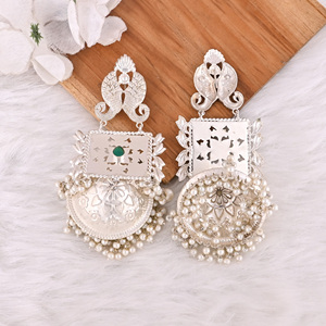 Boucles d'oreilles ethniques Jhumka en perles hydrogénées vertes pour femmes |   Bijoux indiens traditionnels en laiton plaqué argent - Product Image 5
