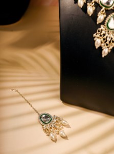 Collier traditionnel indien en or plaqué or avec bijoux Kundan et Meenakari verts, avec boucles d'oreilles et Maang Tikka, pour mariée, mariage, vente en gros pour femmes - Product Image 4