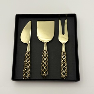 ชุดมีดชีสสแตนเลสสีทอง 3 ชิ้น ดีไซน์หรูหรา พร้อมด้ามจับลวดเหล็ก สำหรับหั่น ตัด และปาดชีส - Product Image 2