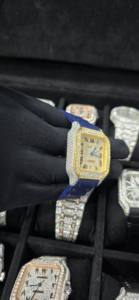 นาฬิกาหรูหราประดับเพชรโมอิสซาไนต์ทรงกลมแบบครึ่งหน้าปัด สายหนังสีดำ พร้อมฟังก์ชั่นวันที่แบบคลาสสิกและตัวเลขโรมัน - Product Image 3