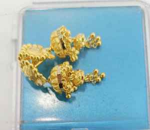 Pendientes Jhumka Clásicos Indios Tradicionales de Oro de 22K con Diseño de Flor para Mujer, Joyería Nupcial Hecha a Mano con Filigrana - Product Image 4