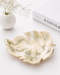Bol en résine exclusif, pièce de décoration de table haut de gamme avec finition lisse et style intérieur contemporain - Product Image 3