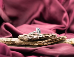 Anillo Rectangular de Labradorita con Filigrana Gótica y Destello Azul, Anillo de Plata Hecho a Mano, Regalo para Ella - Product Image 3