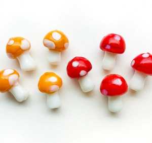 Cuentas de vidrio de lampwork hechas a mano, mini hongos, con forma de diamante y ojo, cuentas espaciadoras sueltas para la fabricación de joyas DIY - Product Image 1