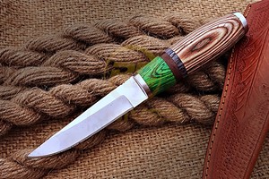 Couteau Puukko artisanal, couteau de chasse scandinave personnalisé, manche en bois vert, couteau de survie pour le camping et le bushcraft avec étui en cuir - Product Image 4