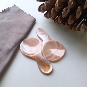 Spatule cosmétique faite à la main. Mini cuillère, cuillère de soin du visage, cuillère à caviar. Fabriqué à partir d'une coquille de nacre rose de première qualité. Taille 6cm - Product Image 6