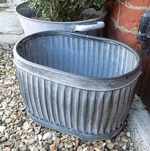Maceta de estilo rústico tipo granja, fabricada en metal galvanizado, con asas de cuerda, ideal para jardinería y decoración en espacios pequeños. - Product Image 2