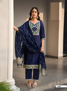 Kurti en rayonne brodée avec doublure unie – Vêtements indiens et pakistanais - Product Image 3