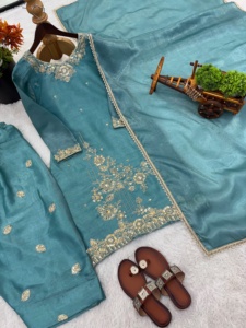 Ensemble prêt-à-porter en soie GMY brodé de fils de codage de designer, avec bas et dupatta de style Farshi, entièrement cousu - Product Image 5