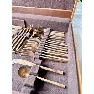 Ensemble de couverts de luxe avec des motifs complexes pour les présentations de table, en acier inoxydable poli argenté - Product Image 4