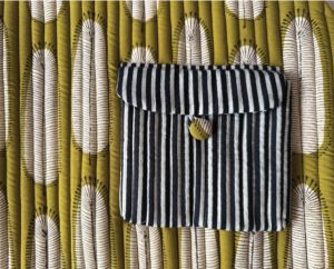 Sac fourre-tout moderne en tissu de coton matelassé pour ordinateur portable, poche rayée, design léger antichoc - Imprimé vintage à blocs, originaux de Jaipur - Product Image 6