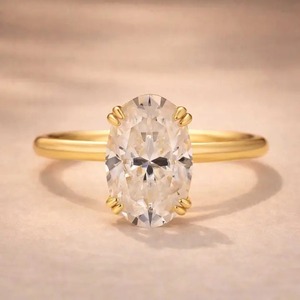 Anillo de Compromiso de Plata de Ley 925 Chapado en Oro con Diamante Cultivado en Laboratorio de Corte Ovalado de Diseño Premium de 7x11 mm y 8 Puntas - Product Image 2
