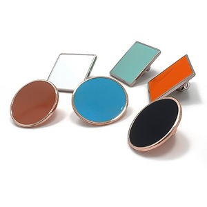 Étiquette de vêtement personnalisée en laiton Pocket Lucky avec finition émail dur, étiquettes gravées avec logo pour cadeaux promotionnels - Product Image 4