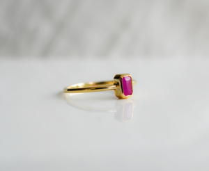 Anillo Apilable Minimalista de Oro Sólido Amarillo de 14K con Rubí Natural Corte Esmeralda y Gema de Rubí Solitaria - Product Image 2