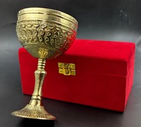 Calice en laiton gravé avec boîte en velours, décor religieux orné, verre à vin, coupe de communion avec motif royal en relief