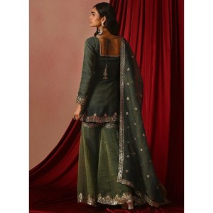 Conjunto de Traje Sharara Verde de Seda con Bordado Zari para Mujer, Ideal para Ceremonias de Mehndi - Product Image 3