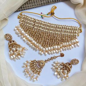 Parure de bijoux indiens en acier inoxydable plaqué or antique avec collier ras-du-cou et boucles d'oreilles Jhumka ornées de pierres de zircon pour femme, idéale pour les mariages et la mode. - Product Image 4