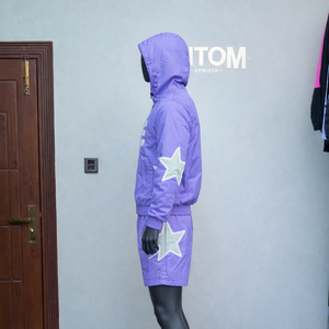 Conjunto deportivo de dos piezas para hombre, chaqueta y pantalones cortos cortavientos personalizados, con cremallera reflectante, conjunto cortavientos de nailon de dos piezas. - Product Image 3