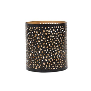 Portavelas metálico premium que agrega un encanto refinado, una luminosidad subtil y una elegancia artística a las zonas de estar. - Product Image 5
