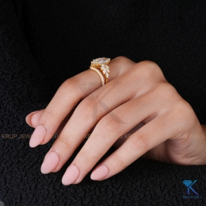 แหวนหมั้นเพชรทรงมาร์คีส์แบบกลุ่มดอกไม้ที่เพาะเลี้ยงในห้องปฏิบัติการ พร้อมแหวนแต่งงานแบบโค้งประดับเพชร ชุดเจ้าสาวทองคำ 14K สีเหลือง สำหรับเธอ - Product Image 6