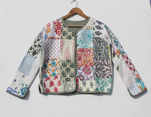 เสื้อแจ็คเก็ตผ้าฝ้ายพิมพ์ลายบล็อกแบบอินเดีย ทำมือ ตกแต่งกระดุมเย็บติด  ลายดอกไม้ เป็นมิตรต่อสิ่งแวดล้อม มีกระเป๋า 2 ช่อง ผ้าฝ้ายพิมพ์ลายสองด้าน สำหรับผู้หญิง - Product Image 1