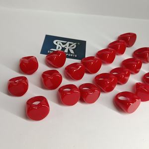Anillo de Resina con Corazón Rojo Intenso, Anillo Grueso Hecho a Mano, Joyería de Moda Contemporánea para Mujeres y Niñas, Ideal para Regalo - Product Image 4