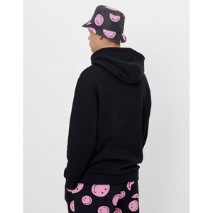 Sudadera con Capucha Negra Unisex con Estampado de Cara Sonriente con Pintura en Aerosol Rosa, Corte Holgado, Estilo Casual Urbano, Diseño con Logotipo Frontal - Product Image 2