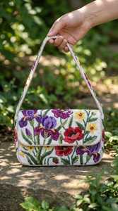 <span class=keywords><strong>Sac</strong></span> Statement Bohème Floral Perlé à la Main, Style Jardin Botanique, Écologique, Léger, aux Couleurs Vives <span class=keywords><strong>Iris</strong></span> et Coquelicot - Product Image 3
