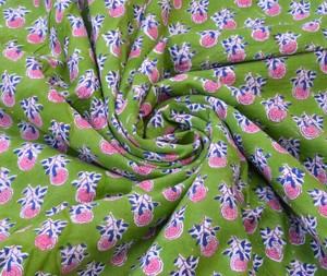Tela de algodón estampada a mano con motivos florales verdes estilo Jaipuri |   Tela de algodón suave de la India para ropa, decoración del hogar y muchos usos más. - Product Image 1