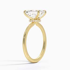 Magnifique bague en diamant avec un élégant design halo secret en or jaune - Product Image 2