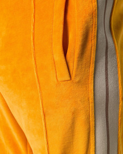 Pantalon de jogging personnalisé avec logo, coupe ample, style streetwear, bande latérale orange, bas à fermeture éclair, pantalon de survêtement en velours - Product Image 5