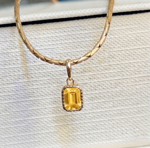 Pendentif unisexe classique géométrique en or jaune 14 carats avec saphir bleu naturel taille émeraude serti clos, idéal pour le quotidien - Product Image 6