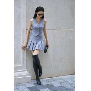 Chaleco de mujer de sarga de diseño americano con cuello en V, de un solo botón, teñido liso, de lana peinada - Estilo estructurado para oficina KA11 - Product Image 1