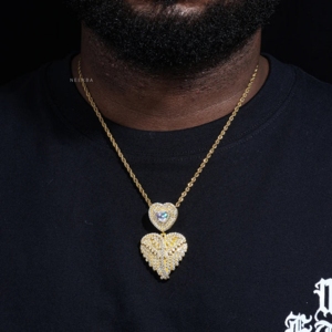 Pendentif Cœur Aile d'Ange - Pendentif en Argent 925 avec Moissanite, Ailes d'Ange Givrées et Ornées de Plumes, Pendentif Cœur avec Pierres Serties à la Main - Product Image 2