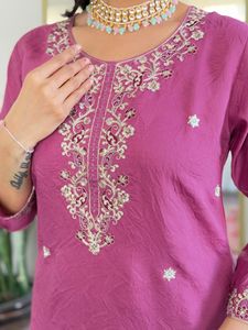 Conjunto de dupatta de viscosa magenta con bordado chanderi y estampado Teby para mujer, de moda, a un precio asequible. - Product Image 2
