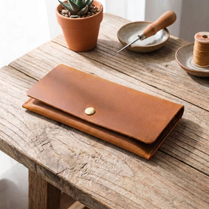 Portefeuille de luxe en cuir avec plusieurs compartiments, fermeture éclair durable, finition premium, pour le rangement de l'argent et la gestion budgétaire, en vente - Product Image 2