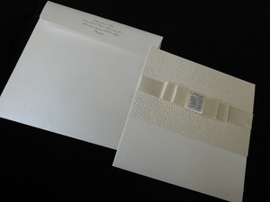 Cartes de mariage élégantes en blanc métallisé avec une finition haut de gamme, idéales pour les invitations de mariages de luxe et les célébrations mémorables. - Product Image 3