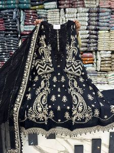 MARIA.B NUEVO ARTÍCULO*TELA DE SEDA CON GRIP, HILOS, LENTEJUELAS Y TRABAJO MANUAL CON CORTES LÁSER Y ADORNOS - Product Image 5