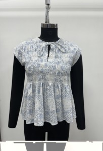Haut à manches courtes imprimé numérique bleu, col noué, coupe régulière, respirant, tissé, décontracté, taille naturelle, mode féminine estivale - Product Image 2