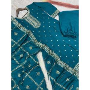 Ensemble de costume pour femmes de créateur avec broderie et travail de paillettes - Product Image 3