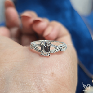 แหวนเพชรแล็บทรงเอเมอรัลด์ 1 กะรัต รับรองโดย IGI พร้อมวงแหวนแบบไขว้ประดับเพชร 10K ทองคำขาว - Product Image 5