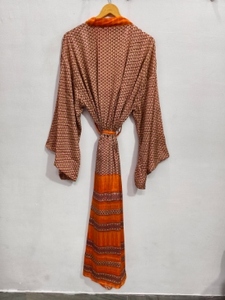 Robe kimono de luxe en soie patchwork, cache-maillot de bain, tenue de nuit, longue robe, kimono indien vintage fait main en soie de sari recyclée - Product Image 3
