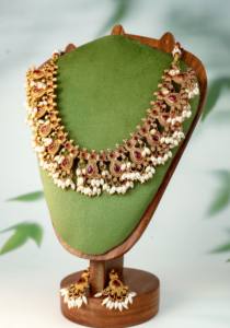 Collar chapado en oro con acabado antiguo, hecho a mano, con piedra roja y perlas, estilo Guttapusalu, gargantilla para novias, bodas, compromisos y fiestas. - Product Image 3