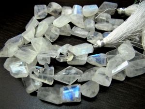 Piedra lunar blanca natural con destellos azules, forma de pepita, cuentas pulidas de 10-15 mm, hilo de 8 pulgadas de largo - Product Image 4