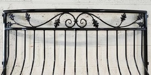 Balustrade de balcon traditionnelle en fer forgé à fixer au mur ; résistante à la rouille, facile à assembler, avec un design supérieur stylisé. - Product Image 3