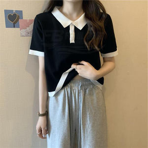 Nuevo Conjunto Casual de Primavera: Top Corto de Hombro Regular con Diseño de Cuello Tipo Universitario y Falda Plisada de Cintura Alta, con Logotipo de Encaje y Botones de Poliéster - Product Image 3