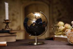Estatua de globo terráqueo con mapa del mundo cortado en chapa de hierro y montado en un soporte resistente, ideal para crear un ambiente moderno en el espacio de trabajo. Artesanía en metal. - Product Image 4